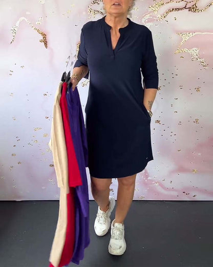 Jannette ! Robe élégante avec col en V