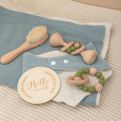 Coffret cadeau de luxe pour bébé avec couverture en coton et hochets en bois 