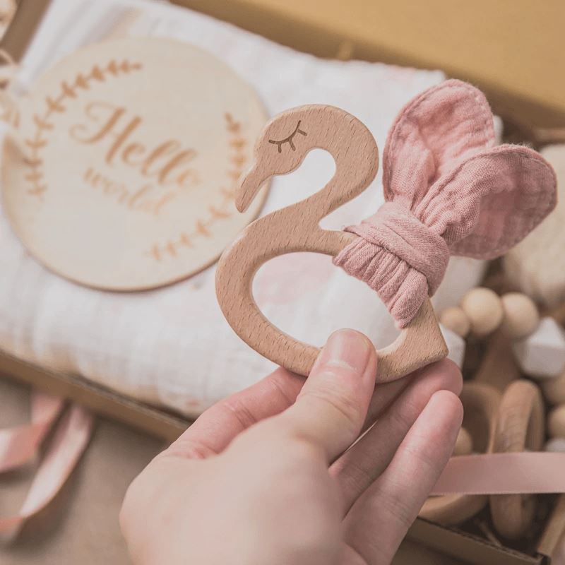 Coffret cadeau de luxe pour bébé avec couverture en coton et hochets en bois 