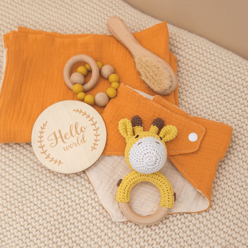 Coffret cadeau de luxe pour bébé avec couverture en coton et hochets en bois 