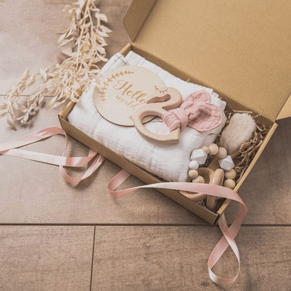 Coffret cadeau de luxe pour bébé avec couverture en coton et hochets en bois 