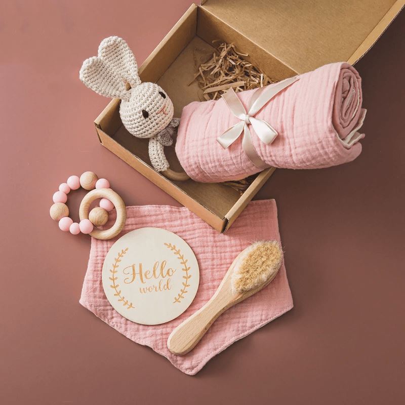 Coffret cadeau de luxe pour bébé avec couverture en coton et hochets en bois 