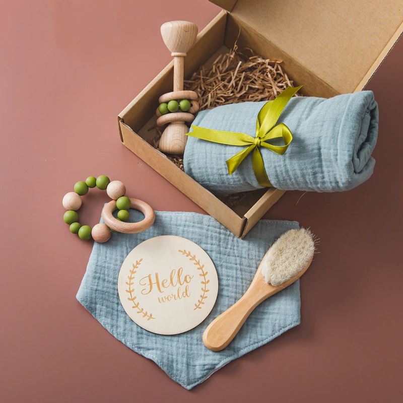 Coffret cadeau de luxe pour bébé avec couverture en coton et hochets en bois 