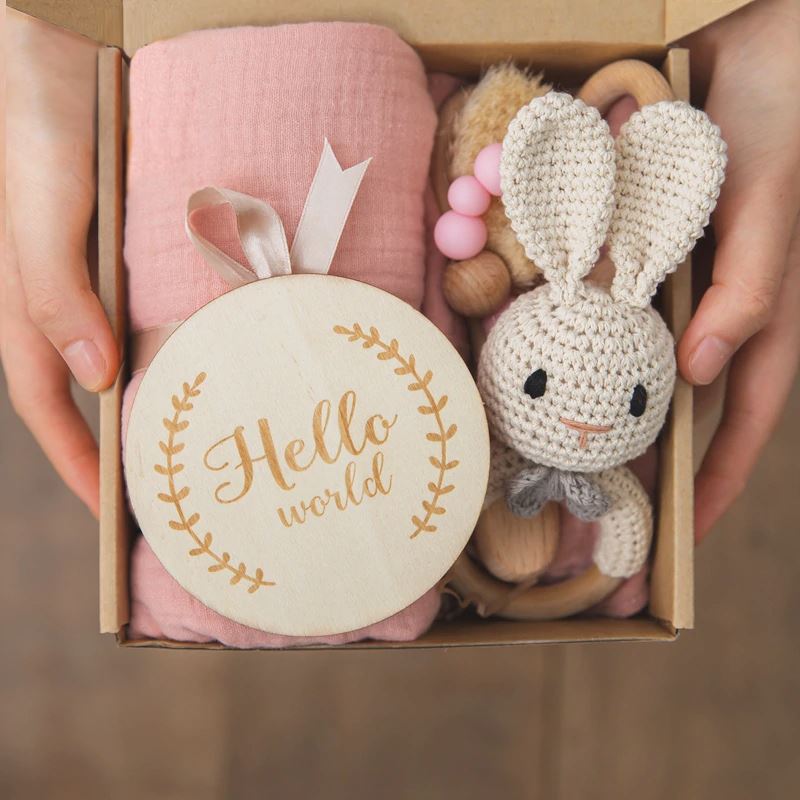 Coffret cadeau de luxe pour bébé avec couverture en coton et hochets en bois 